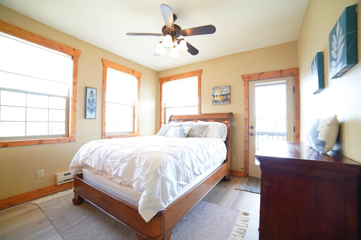 Chumba cha kulala #2 kina kitanda chenye starehe, kabati kubwa na ufikiaji wa roshani ya pamoja na Chumba cha kulala #3.