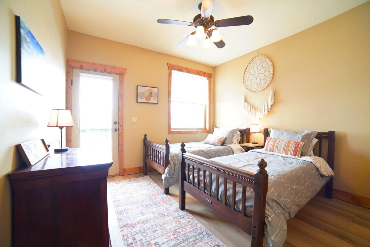 Chumba cha 3 cha kulala kina vitanda viwili pacha na ufikiaji wa roshani ya pamoja na Chumba cha kulala #2.