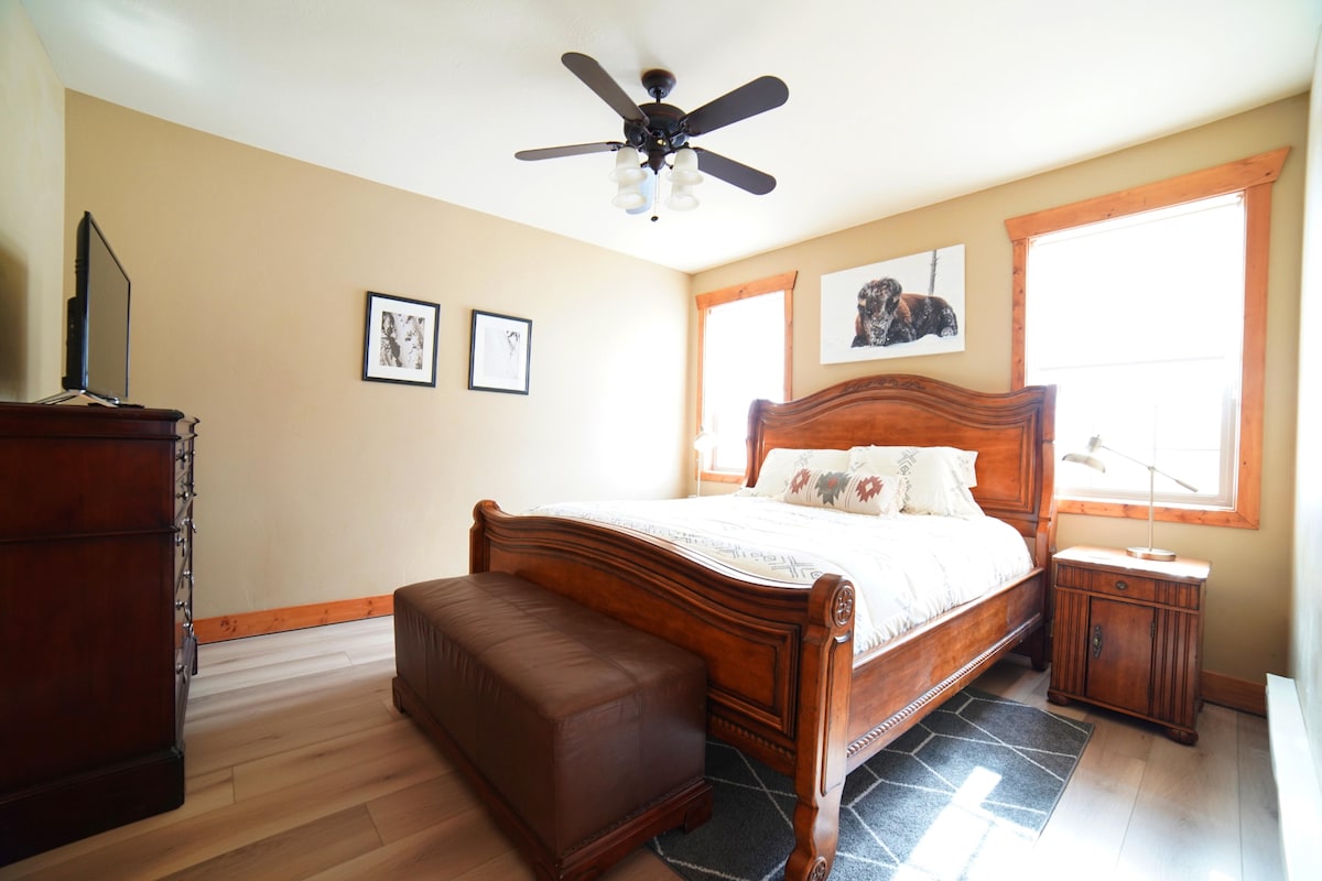 Chumba kikuu cha kulala kinafurahia kitanda cha kifalme na bafu la chumba cha kulala.