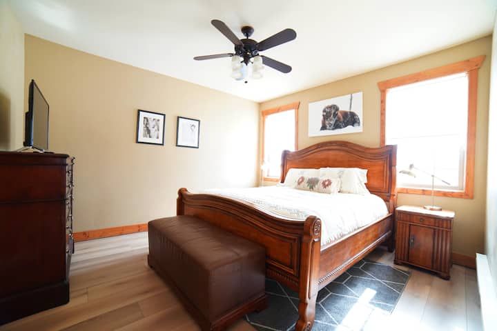 El dormitorio principal cuenta con una cama tamaño king y baño privado.