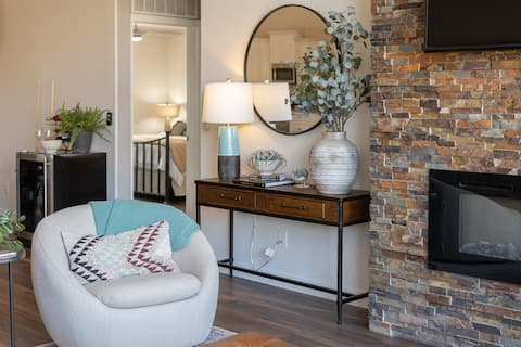 Top performing Airbnb: NO clean fee, Red Rock VIEWS, Heated Pool, 5BR in Village Of Oak Creek (Big Park)