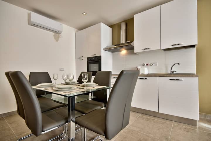 Off The Strand Gzira 3-bedroom Apartment - Valletta