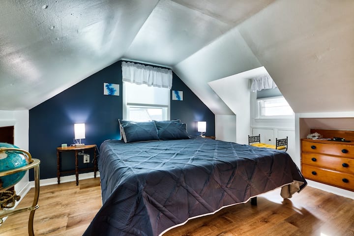 [חדר שינה, למעלה] היכנסו לחדר שינה בהשראת גטסבי הגדול עם נוף למים הנשקף מהחלון האחורי.