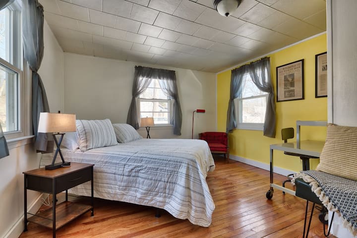 [חדר שינה, למטה] החדר המרווח אך השקט מתגאה בשולחן אדריכלי, מושלם לטיפוח רוח יצירתית.