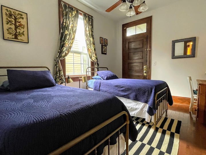 الثالثة من ثلاث غرف نوم. هذا في الطابق السفلي مع إمكانية الوصول إلى الفناء الخلفي. 