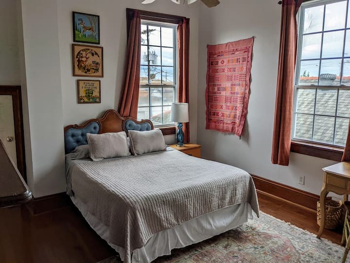 الثانية من ثلاث غرف نوم. هذه هي غرفة النوم الرئيسية التي تطل على شارع القناة