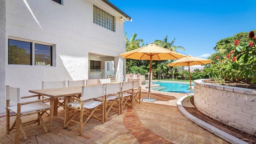 Le Dog Beach Club – chic home with pool gallery image 2