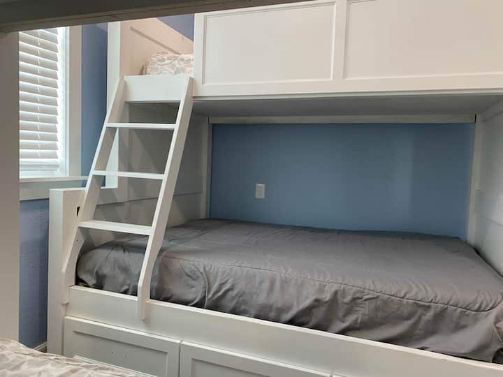 East bedroom, First Floor