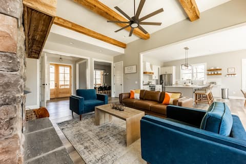 Grand Cabin in Nature's Playground!