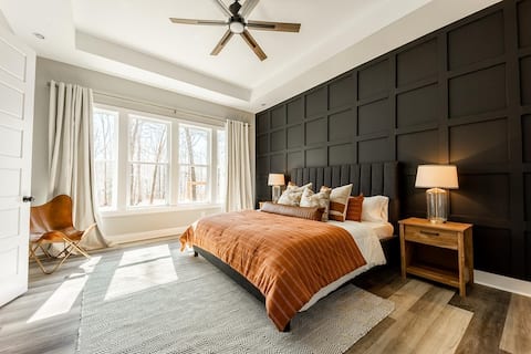 Grand Cabin in Nature's Playground!