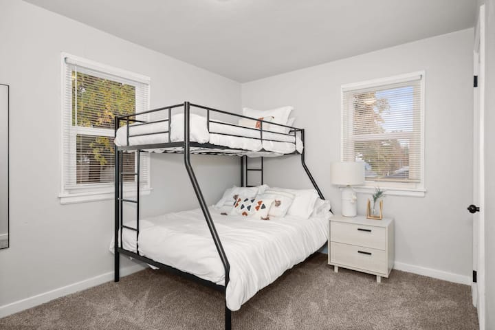 غرفة نوم 2 - الطابق الرئيسي - سرير مزدوج على سرير كامل