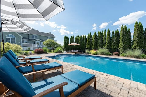 Huge HV Retreat: pool/spa/home theater/gym