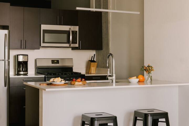 Sonder South Wabash | 2BR w/ Balcony City View gallery image 4