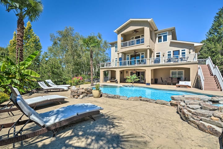 Luxe Getaway w/ Riverfront Views in Grants Pass!