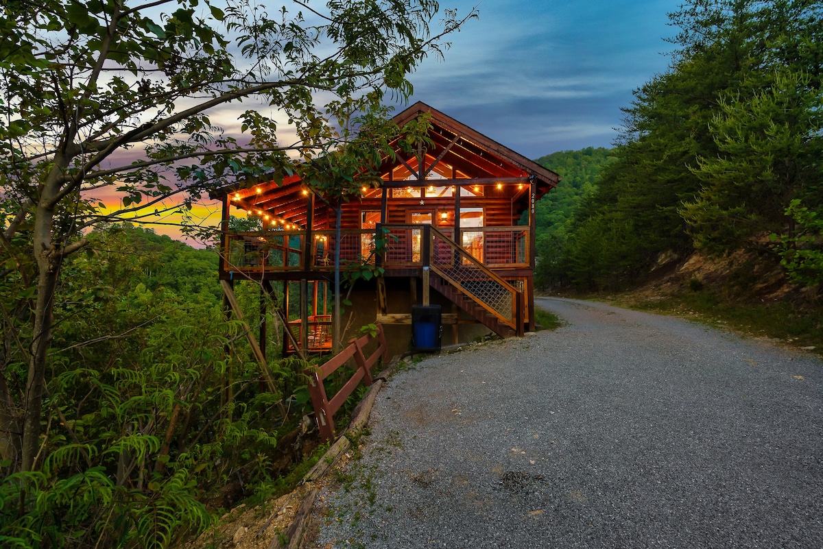 Stunning Mountain View! Couples Retreat! Hot Tub! - Cabins for