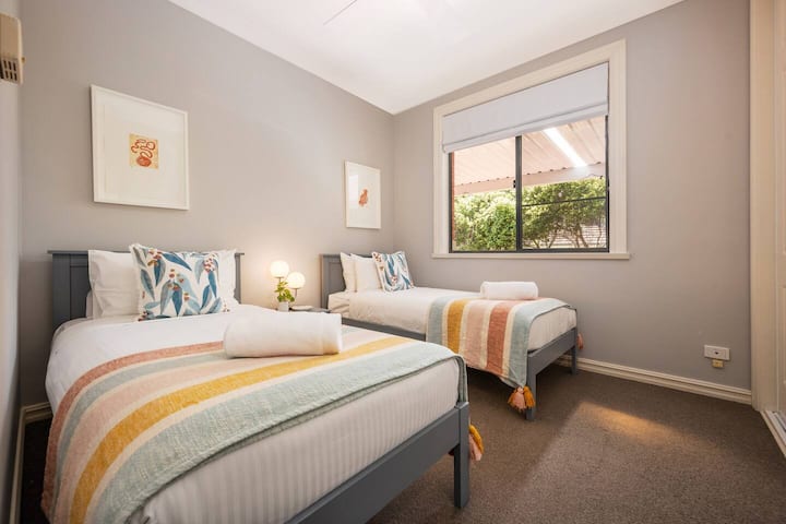 U trećoj spavaćoj sobi nalaze se dva kreveta za jednu osobu, savršena za obiteljski odmor i udobnost tijekom cijele godine s klima-uređajem, podnim grijanjem i roletama za zamračivanje.
