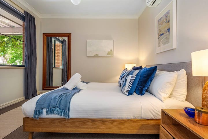 Primarna spavaća soba ima bračni krevet (160x200), ugradbeni ormar i vlastitu kupaonicu te udobnost klima-uređaja i podnog grijanja.