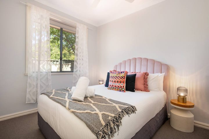 U drugoj spavaćoj sobi nalazi se bračni krevet, stropni ventilator, podno grijanje, sjenila za zamračivanje i ugradbeni ormar s ogledalom.
