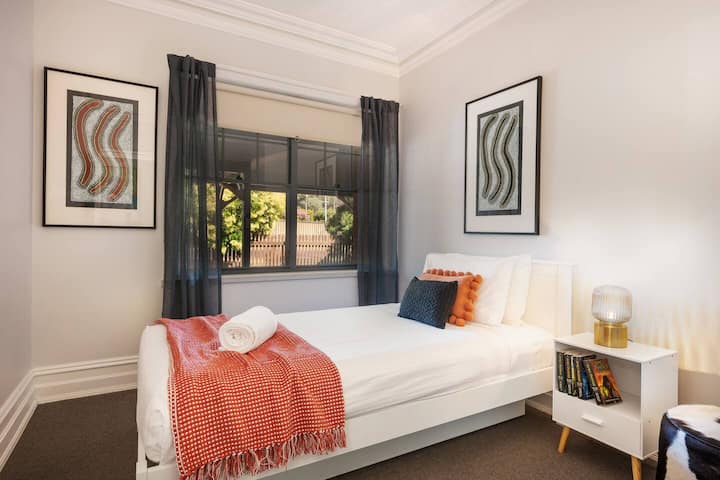 U četvrtoj spavaćoj sobi nalazi se jedan bračni krevet za jednu osobu i opcija pomoćnog kreveta koji je prikladan za djecu. Podno grijanje i stropni ventilator također se nalaze u prostoriji.