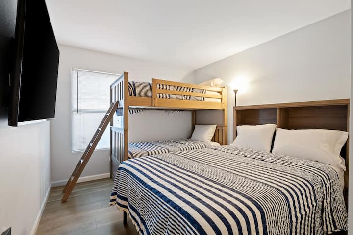 El cuarto dormitorio tiene una litera y una cama completa.
