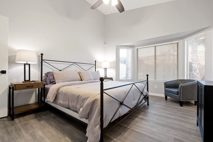 Nuestro dormitorio principal cuenta con una cama tamaño king espaciosa y cómoda.