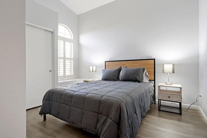 Nuestro tercer dormitorio cuenta con una cama tamaño queen y mucho espacio en el armario o de almacenamiento.