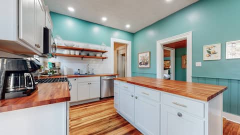 Historic Pineapple Palace with a hot tub