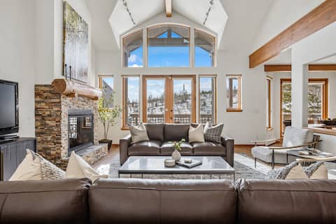 Spacious Getaway w/ Mountain Views! Great Rates!