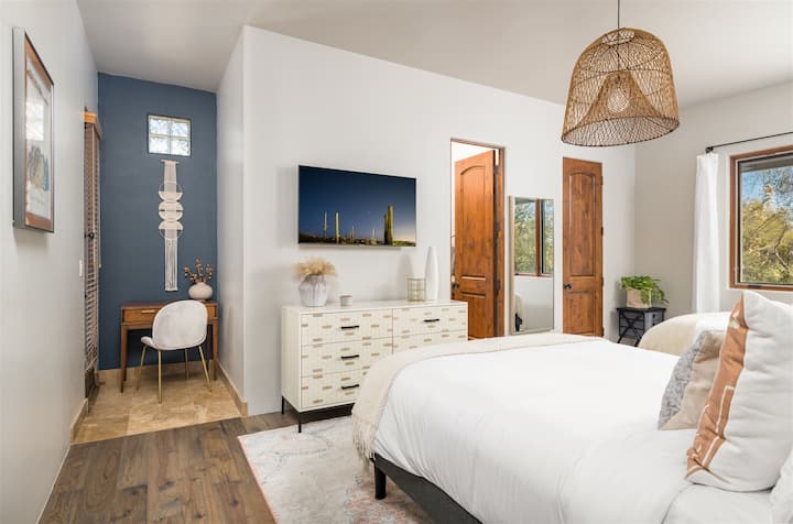 Стенен телевизор с работно бюро