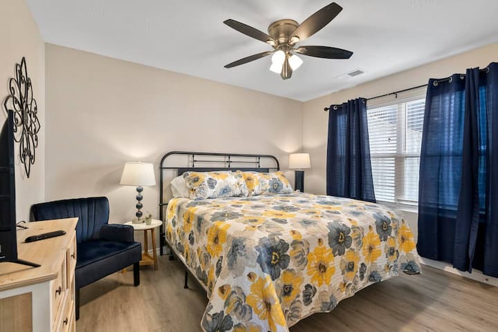 Отпуснете се в тази светла и весела спалня с двойно легло, идеална за спокоен нощен сън след ден, прекаран в разглеждане на Брансън. Резервирайте сега!