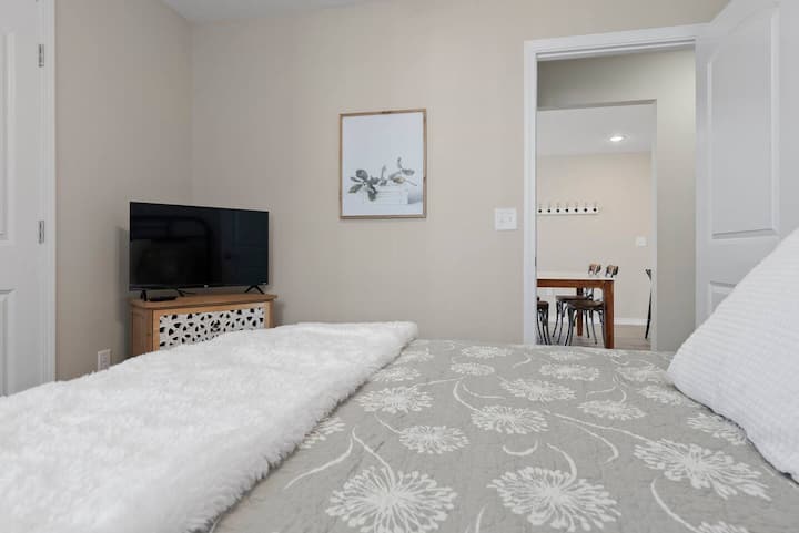 Отпуснете се в удобната спалня с двойно легло и плоскоекранен телевизор. Идеално за спокойни нощи. Планирайте престоя си в Брансън!