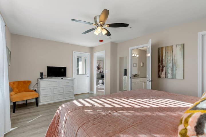 Отпуснете се в основната спалня с двойно легло king size, самостоятелна баня и много естествена светлина. Идеално за спокоен нощен сън. Резервирайте днес!