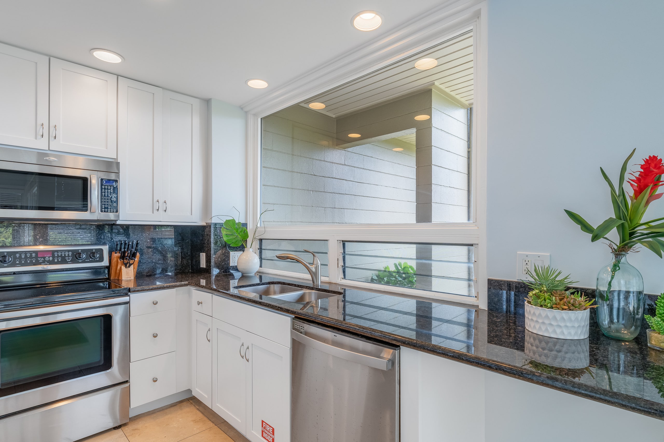 Condo in Lahaina · ★4.97 · 1 bedroom · 2 beds · 1 bath - Image 7