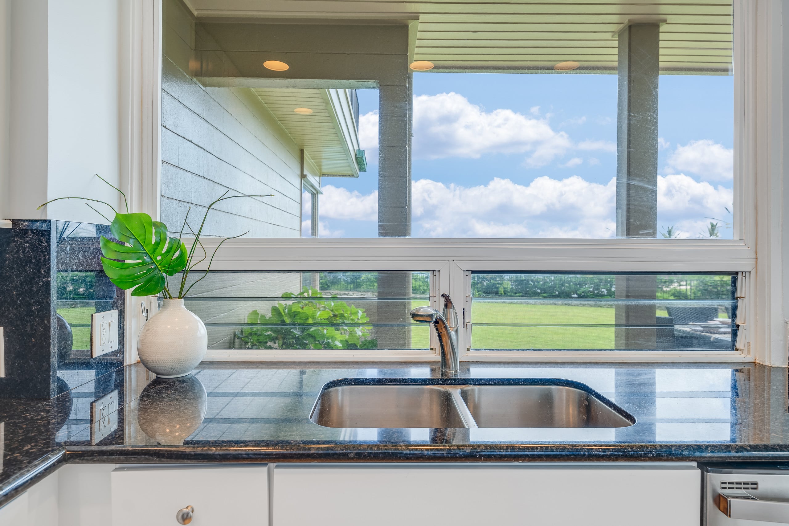 Condo in Lahaina · ★4.97 · 1 bedroom · 2 beds · 1 bath - Image 9