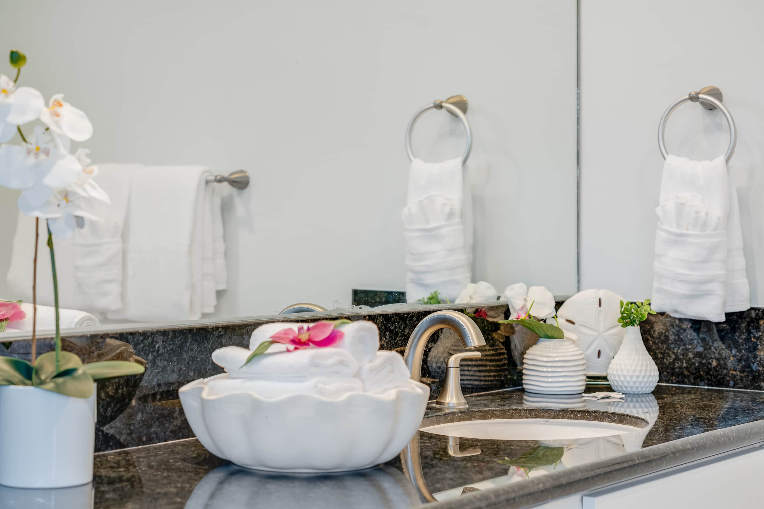 Condo in Lahaina · ★4.97 · 1 bedroom · 2 beds · 1 bath - Image 18