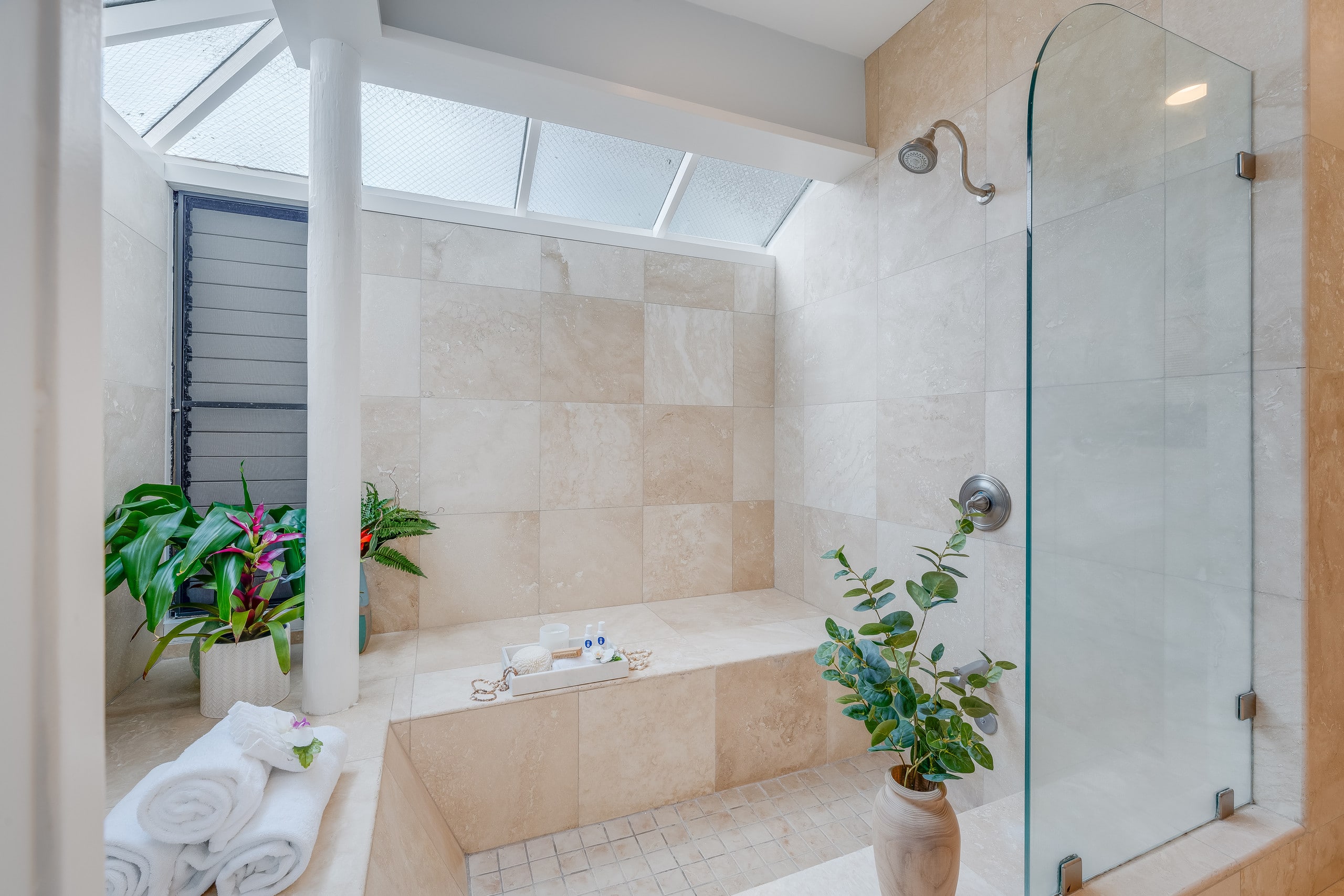 Condo in Lahaina · ★4.97 · 1 bedroom · 2 beds · 1 bath - Image 19