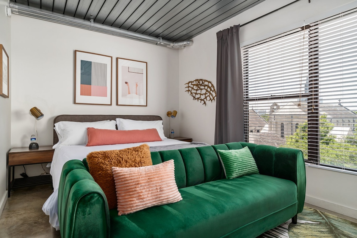 Pata usingizi mzuri wa usiku kwenye kitanda cha povu cha kumbukumbu katika chumba hiki cha kulala cha starehe.