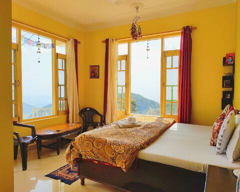 Upper Rooms with Mountain & Valley View: The Unmad