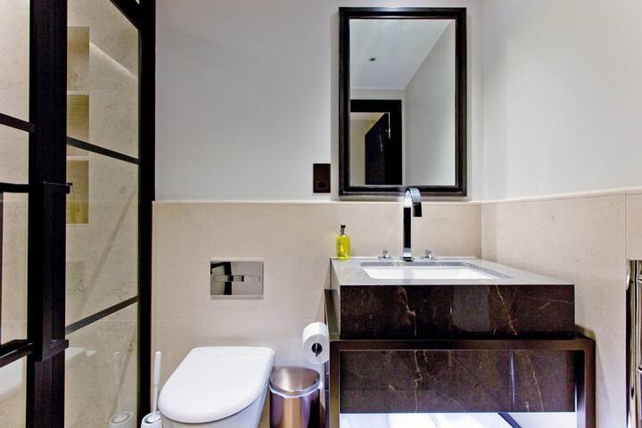 37GS Residences | 3bedroom Apt 413 near Piccadilly gallery image 3