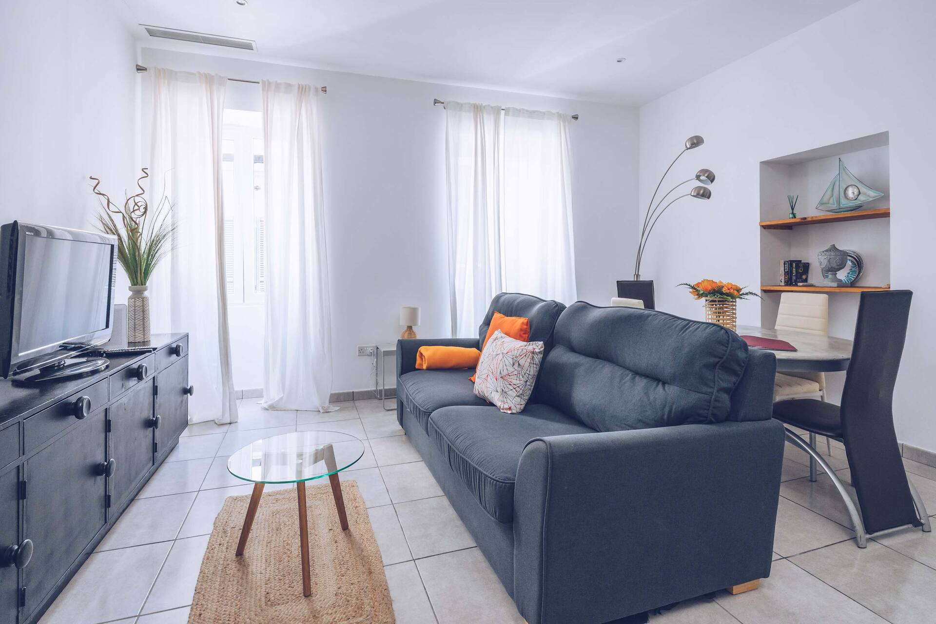 Bright & Stylish 2BR in Market Lane – Central Location