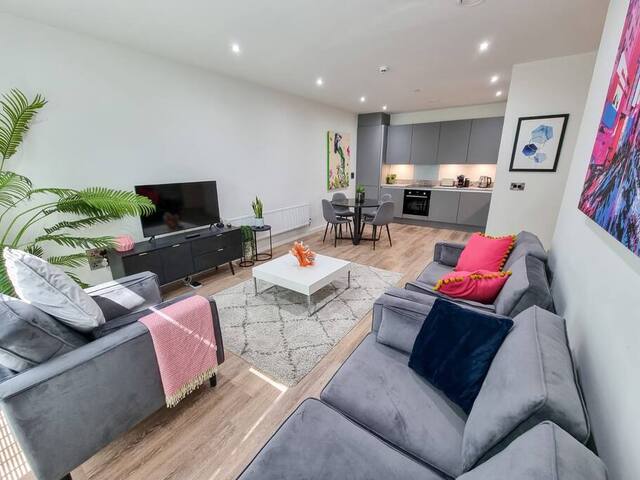 Free Parking Townhouse by City SuperHost gallery image 2