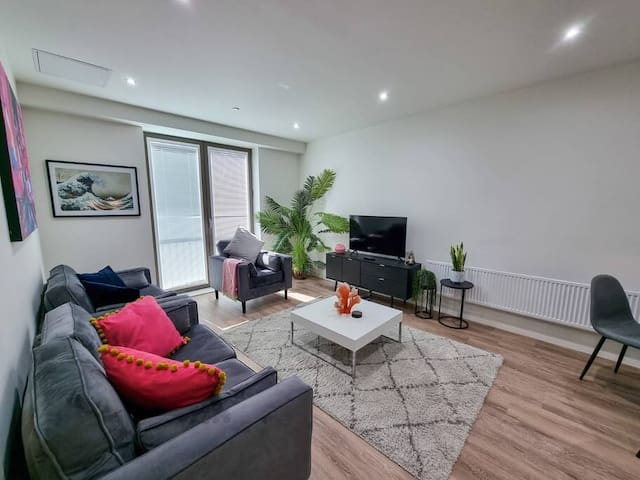 Free Parking Townhouse by City SuperHost gallery image 3