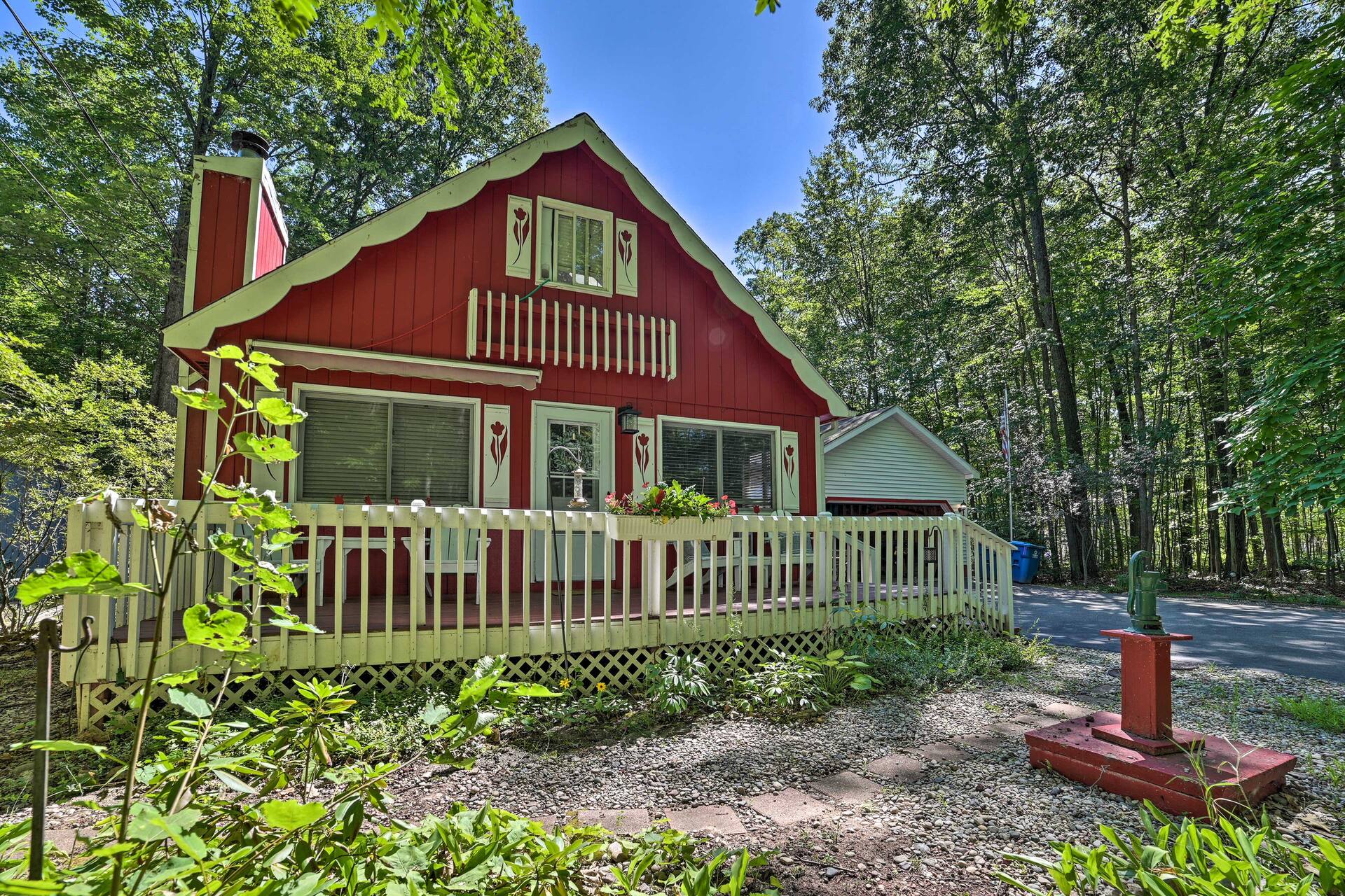 Lovely Roscommon Cabin < 3 Mi to Higgins Lake! — photo 3
