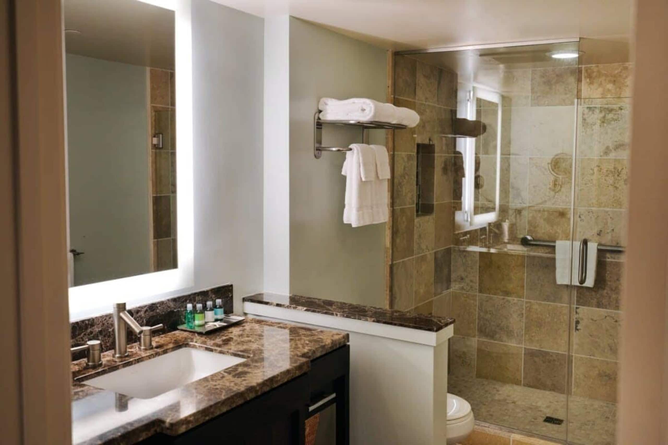 Condo in Honolulu · ★4.67 · Studio · 1 bed · 1 private bath - Image 12