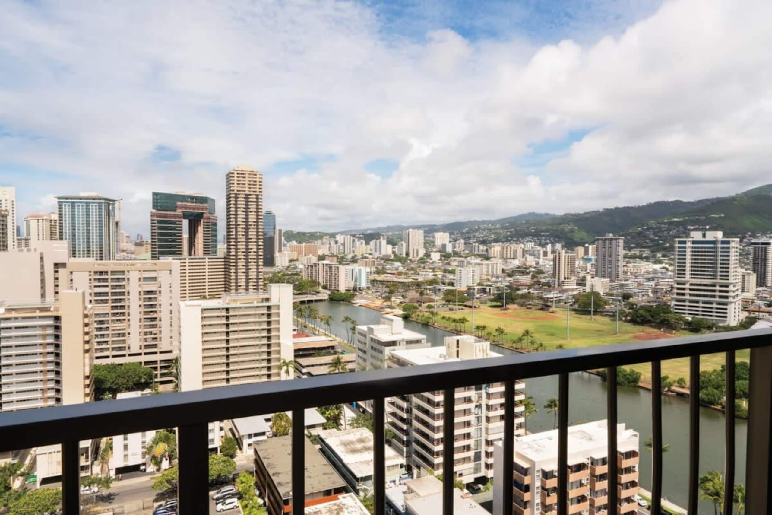 Condo in Honolulu · ★4.67 · Studio · 1 bed · 1 private bath - Image 27