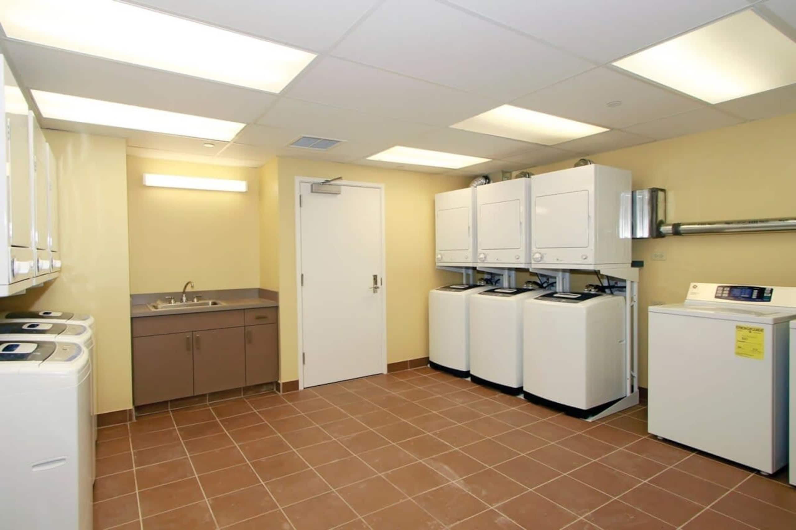 Condo in Honolulu · ★4.67 · Studio · 1 bed · 1 private bath - Image 15