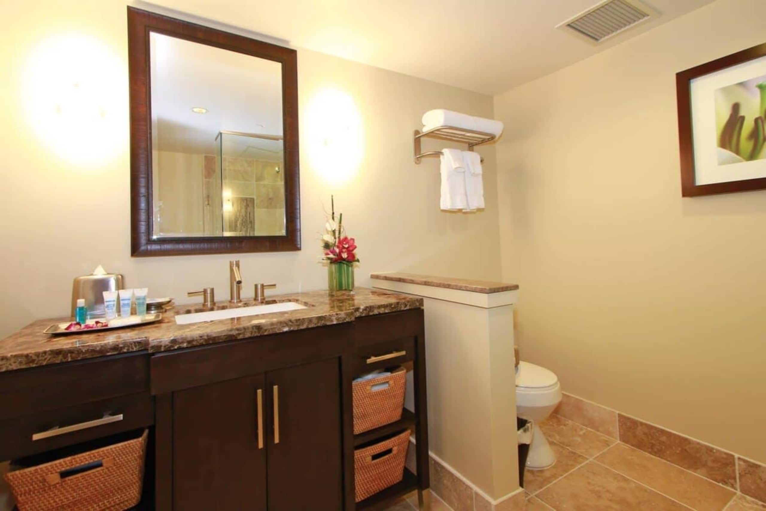 Condo in Honolulu · ★4.67 · Studio · 1 bed · 1 private bath - Image 20
