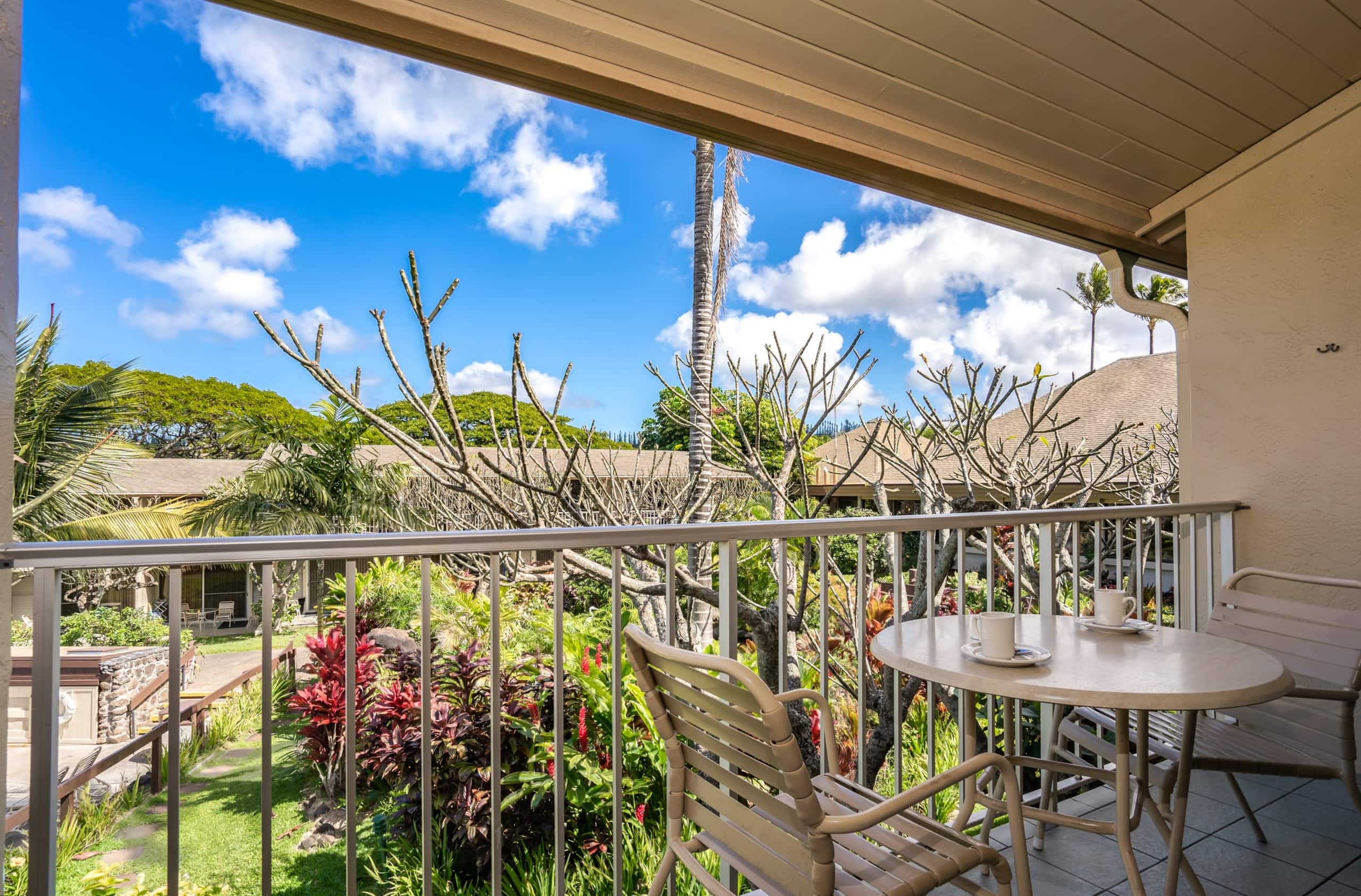 Condo in Lahaina · ★4.9 · 1 bedroom · 3 beds · 1 shared bath - Image 7