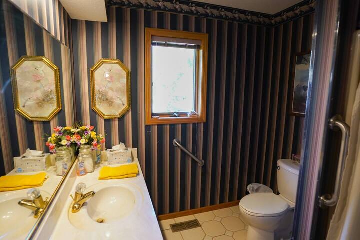 Sylvia Oaks Cabin Rental Snowmobile and Boat Renta gallery image 5