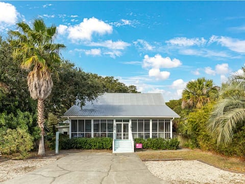 Live Oaks Cottage | Breezy Porches, Fire Pit